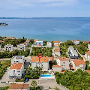 https://villa-mirela.hotelinzadar.com